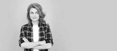 Mavi arka planda damalı tişörtlü, dalgın kızıl kız. İzole edilmiş yüz portresi, kopyalama alanı oluşturulmuş pankart