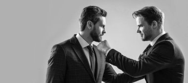 İnsan yüzü portresi, fotokopi alanı olan pankart. saygısızlık ve çelişki. İş ortakları birbirini suçlar. İş insanlarını tartışıyorlar