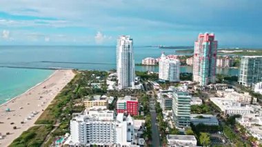 Biscayne Körfezi hava manzaralı. Miami kıyı şeridi. Miami güney sahili hava manzaralı. Deniz sahili kıyısı ve kıyı şeridi. Miami, Florida 'da yaz tatili. Sahilde deniz tatili.