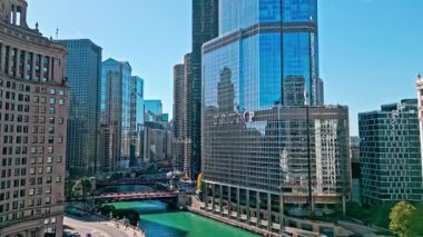 Chicago, ABD - 21 Ekim 2024 Chicago şehir merkezi gökdeleni. Havadan şehir manzarası. Şehre. Chicago Illinois hava aracı üstgeçidi. Nehir bölgesindeki gökdelen ve ofis binası, 4K.
