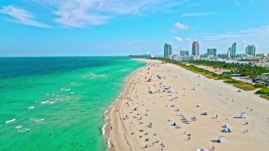 Biscayne Körfezi kıyısı. Miami güney sahili hava manzaralı. Biscayne Körfezi 'nde yaz tatili. Miami, Florida limanında bir yolcu gemisi. Miami sahilini geçen bir gemi gemisi. Hava aracı görüntüsü. Yaz zamanı..