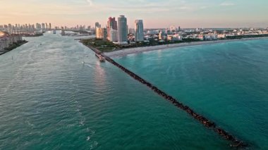 Miami kıyı şeridi. Miami güney sahili hava manzaralı. Deniz sahili kıyısı ve kıyı şeridi. Miami 'de yaz tatili, marina. Sahilde deniz tatili. Hava limanı manzarası, 4K görüntü..