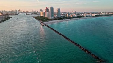 Miami kıyı şeridi. Miami güney sahili hava manzaralı. Deniz sahili kıyısı ve kıyı şeridi. Miami 'de yaz tatili, marina. Sahilde deniz tatili. Hava limanı manzarası, 4K görüntü..