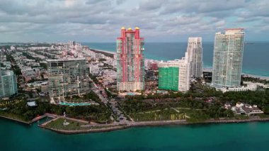 Miami, Florida 'da lüks bir gökdelen. Akşam günbatımında şehir silüeti. Havadan şehir manzarası. Gece Miami South plajı. Geceleri gökdelen şehri hava manzarası. Gece şehri hava manzarası. Güney noktası.