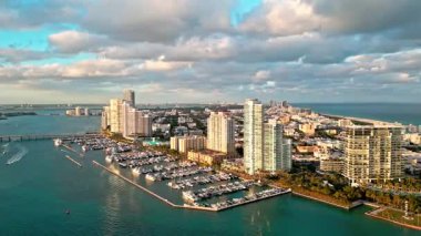 Yat kulübü. Marina Miami, Florida 'da. Özel rıhtım. Lüks yatı olan Güney Point Miami marinası. Yaz tatili. Lüks Güney Sahili marinası. Lüks bir yat. Miami güney sahili manzarası.