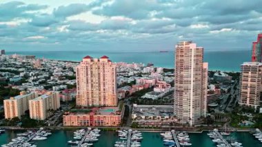 Gün batımında yat kulübü. Marina Miami, Florida 'da. Özel rıhtım. Lüks yatı olan Güney Point Miami marinası. Yaz tatili. Lüks Güney Sahili marinası. Lüks bir yat. Miami güney sahili manzarası.
