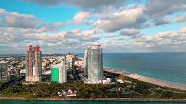 Lüks apartman gökdeleni. Havadan Miami plajı. Lüks hava günbatımı. Güney noktası. Miami 'nin gökdelen mimarisi. Miami güney sahili hava günbatımı. South Pointpark 'ta gökdelen.