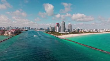 Miami gökdelen mimarisinin manzara havası. Florida 'da lüks bir gökdelen. Miami güney plajı ve Fisher adası antenleri. Miami 'nin güney sahili, Florida. South Pointe Parkı 'nda hava manzarası.