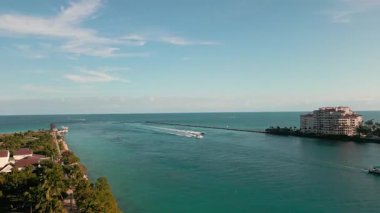 Deniz kanallı, havadan lüks bir manzara. Tekne Miami limanına giriyor. Miami Denizi 'nden Horizon Manzarası. Lüks bir hayat. Miami 'de deniz yatı. Miami Kanalı hava görüntüleri. Yat teknesi Fisher Adası 'nı geçiyor..