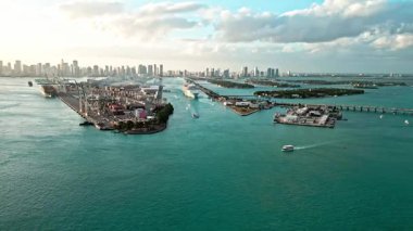 Lüks silindir yolcu gemisi. Miami limanı hava görüntüleri. Yolcu gemisi gemisi. Hava görüntüleri. Miami limanından ayrılan yolcu gemisi, Fisher Adası. Miami Limanı. Miami seyir anteninden. Gemi yolculuğu..