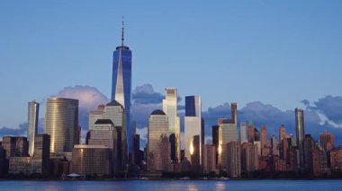 Manhattan New York Şehri, New York. New York Manhattan 'da hava karardığında zaman turu başlar. New York 'ta günbatımı Aşağı Manhattan Finans Bölgesi Hudson Nehri' nde. New York 'tan sevgilerle..