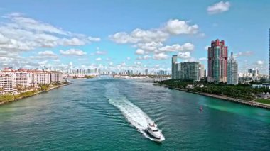 Miami hava manzaralı. Miami 'de panoramik hava aracı görüntüsü. Miami plajı hava manzarası. Lüks marina. Miami Beach 'teki Marina şehri. Özel yat kiralama. Skyline panorama. Yat limanında lüks bir yat..