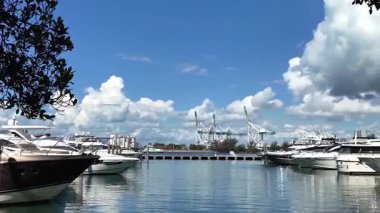 Miami sahiline demir atmış özel lüks bir tekne. Yaz tekne tatili. Miami yat turu. Yazın yat tatili. Marina körfezi. Deniz marinasında lüks bir karavan yatı. Süper yat deneyimi. Marina Körfezi.