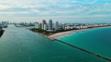 Şehir merkezinin hava manzarası. Miami 'de lüks bir gökdelen. Gökdelenli şehir silueti. Havadan şehir manzarası. Miami Güney Sahili lüks mimarisi. Gökdelen şehir manzarasında lüks bir manzara. Yaz tatili.