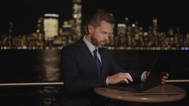 İspanyol işadamı dışarıda. Veri analizi Dijital girişimci e-ticaret girişimi üzerine çalışıyor. Dizüstü bilgisayarlı bir iş adamı. İnternette çalışan bir iş adamı. İş başarısı. Modern ofis. Çevrim içi konferans.