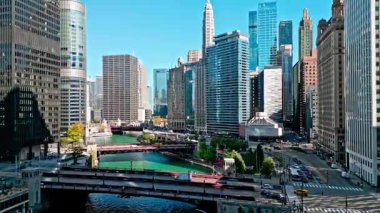 Chicago, ABD - 20 Ekim 2024: Şehir manzarası. Chicago şehir merkezi, Chicago nehri manzarası. Gökdelen binalı şehir manzarası. Şehir merkezi mimarisi. ABD şehrinin gökdelen mimarisi. Peyzaj görünümü.