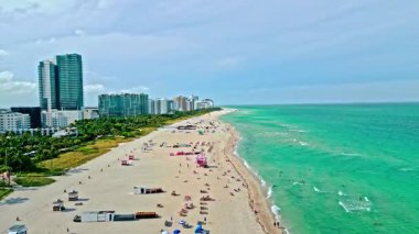 Miami, Florida 'daki deniz manzarası. Yaz mevsimi deniz kenarı. Seyahat güzergahı. Miami 'nin güney sahilinin deniz manzarası. Miami 'de modern binaları olan Florida. Hava görüntüsü. Ünlü bulvar.