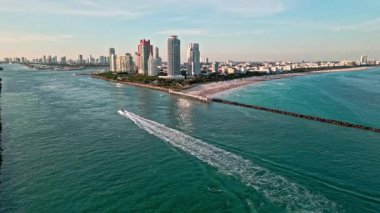 Miami 'de yaz tatili, marina. Sahilde deniz tatili. Havadan marina manzaralı, 4K görüntülü. Miami kıyı şeridi. Miami güney sahili hava manzaralı. Deniz sahili kıyısı ve kıyı şeridi. Hava kıyısı.