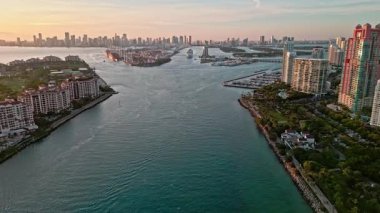 Miami limanından ayrılan bir yolcu gemisi. Deniz marinası anteninden. Lüks liman ve liman. Lüks tatil binası. Gün batımında Miami hava manzarası. Limana giden Miami deniz marinası. Seyahat.