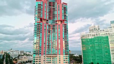 Mimari şehir havası. Miami 'de lüks bir gökdelen. Yerleşim yeri gökdeleni. Mimarlık. Miami Güney Sahili lüks mimarisi. Gökdelen binasının hava görüntüsü.