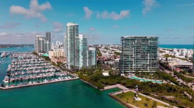 Lüks Güney Sahili marinası. Miami güney sahili manzaralı. Lüks bir yat limanında. Lüks bir yaşam tarzı. Lüks Miami Florida manzarası. Yaz tatili. Marina limanı.