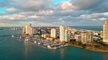 Miami güney sahili manzaralı. Lüks bir yat limanında. Lüks bir yaşam tarzı. Lüks Miami Florida manzarası. Yaz tatili. Marina rıhtımı. Seyahat güzergahı. Lüks Güney Sahili Marinası.