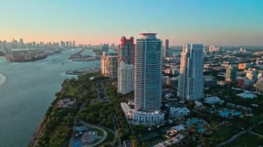 Günbatımı şehir hava manzarası. Miami 'de lüks bir gökdelen. Muhteşem sahil gün batımı. Gün batımında şehir silueti. Havadan şehir manzarası. Miami Güney Sahili gün batımı. Gün doğumunda gökdelen şehir manzarasında hava manzarası.