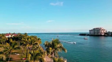 Marinaya yüzen bir tekne. Fisher Adası 'nda lüks bir yat teknesi. Yaz tatili. Fisher Adası konut binası ve lüks yat teknesi. Miami Fisher Adası Panorama Manzarası.
