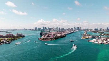 Miami Limanı. Gökyüzü manzaralı Miami havası ve balıkçı adası. Miami limanı hava görüntüleri. Deniz limanındaki Fisher Adası yerleşim yeri. Miami limanında tekne ve yat..