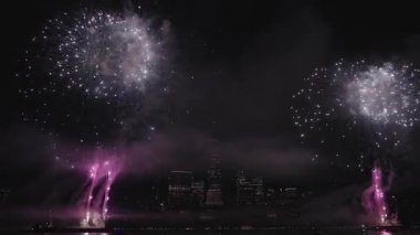 Flashing Fireworks ile New York City Skyline Manhattan. New York Manhattan havai fişekleri. New York Havai fişekleri Manhattan üzerinde. 4 Temmuz Havai fişekleri. Bağımsızlık Günü