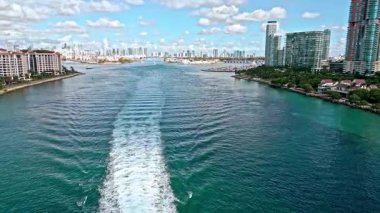 Miami hava atışı, 4K. Miami boyunca modern şehir merkezi gökdelenleri. Florida marinasının havadan görüntüsü. Miami 'nin göbeğinde. Miami plajı ufuk çizgisine hava görüntüsü kuruyorum. Seyahat kavramı.
