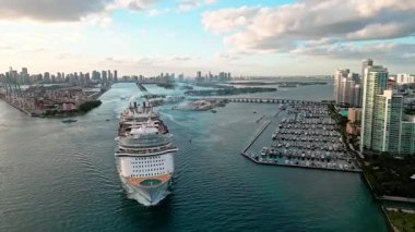10 Ocak 2025 - Miami Plajı, Florida: Miami Güney Sahili 'nin yanında denize açılan Allure adlı gemi. - Evet. Denizlerin alüvyonu, Karayip Kraliyet yolcu gemisi. Güney Sahili 'ne doğru gidiyor.