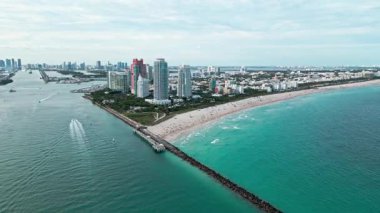 Miami Güney Sahili lüks mimarisi. Gökdelen şehir manzarasında lüks bir manzara. Şehir merkezinin hava manzarası. Miami 'de lüks bir gökdelen. Gökdelenli şehir silueti. Hava Limanı ve Balıkçı Adası.