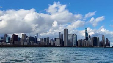 Bulutlu gökyüzü olan Chicago şehri. Şehir merkezindeki Chicago şehrinin silüeti. Gökdelen mimarisi. Chicago şehir manzarası. Gökdelen binalı bir şehir manzarası. Skyline mimarisi. Büyüleyici bir manzara..