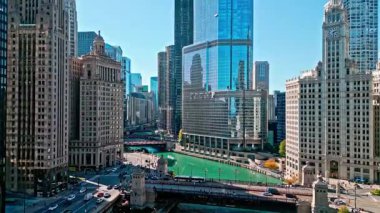 Chicago, ABD - 21 Ekim 2024: Chicago Illinois insansız hava aracı üstgeçidi. Nehir bölgesindeki gökdelen ve ofis binası. Chicago şehir merkezi gökdeleni. Havadan şehir manzarası. Şehir.