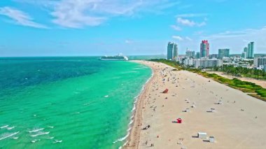 Deniz sahili ve sahil şeridi. Miami 'de yaz tatili. Sahilde deniz seyahati. Biscayne Körfezi Havacılık. Biscayne Körfezi 'nde yolcu gemisi. Miami kıyı şeridi. Miami güney sahili hava manzaralı. Yolcu gemisi.