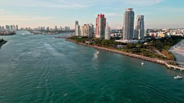 Havadan marina manzaralı, 4K görüntülü. Miami kıyı şeridi. Miami güney sahili hava manzaralı. Deniz sahili kıyısı ve kıyı şeridi. Miami 'de yaz tatili, marina. Sahilde deniz tatili. Gökdelen mimarisi.