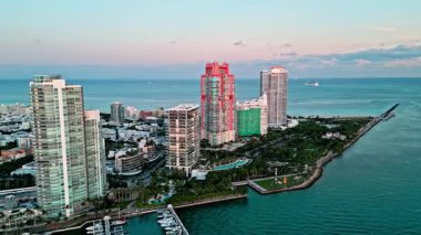 Miami 'de lüks bir gökdelen. Gökdelenli şehir silueti. Havadan şehir manzarası. Miami Güney Sahili lüks mimarisi. Havadan gökdelen şehri. Şehir havası silüeti. Güney noktası.