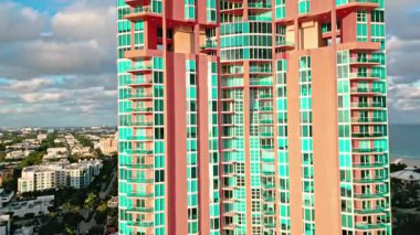 Miami gökdeleninde hava durumu. Miami, Florida 'da bir apartman. Apartman dairesi. Miami 'nin gökdelen mimarisi. Miami South Beach lüks apartman manzaralı. Lüks daire..