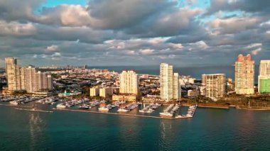 Lüks Miami Florida manzarası. Yaz tatili. Marina rıhtımı. Miami South Beach marinası. Lüks Güney Sahili marinası. Miami güney sahili manzaralı. Lüks bir yat limanında. Lüks yaşam tarzı..