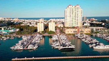 Lüks Güney Sahili marinası. Lüks bir yat. Miami güney sahili manzaralı. Gün batımı manzarası. Yat kulübü. Marina Miami, Florida 'da. Özel rıhtım. Lüks yatı olan Güney Point Miami marinası. Yaz tatili.