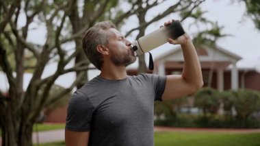 Vücutta su dengesi. Sporcu adam susamış su içiyor. Sıvı yeterliliği. Spor eğitimi. Antrenmandan sonra susamış koşucu. Susamış adam su içiyor. Sporcu adam susamış. Sağlıklı yaşam tarzı.