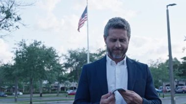 Yatırım başarısı. Erkek tüccarlar nakit saklar. Başarılı bir kazanç. İş adamı para kazanıyor. İş parası başarısı. Amerika 'da gümrük. Başarılı finans işadamı. Ekonomik büyüme.