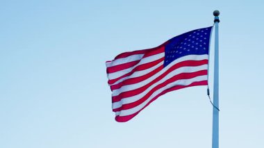 Anma Günü için Amerikan Bayrağı ya da 4 Temmuz. Rüzgarda dalgalanan Amerikan bayrağı. ABD bayrağı. Mavi gökyüzünde Birleşik Devletler bayrağı sallıyor. Bağımsızlık Günü. Vatansever özgürlük sembolü.
