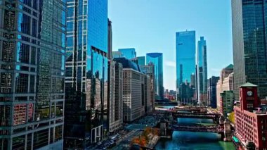 Chicago, ABD - 21 Ekim 2024: şehrin insansız hava aracı görüntüsü. Şehir merkezindeki gökdelen. Chicago havacılık şehri manzarası. Şehir merkezi turu. Seyahat güzergahı. Chicago 'ya git. Peyzaj görünümü.