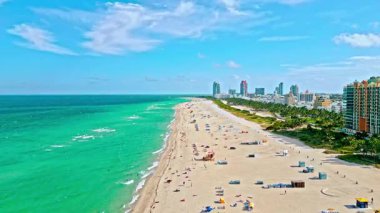 Miami güney sahili hava manzaralı. Deniz sahili kıyısı ve kıyı şeridi. Miami, Florida 'da yaz tatili. Sahilde deniz tatili. Biscayne Körfezi hava manzaralı. Miami kıyı şeridi. Cennet.