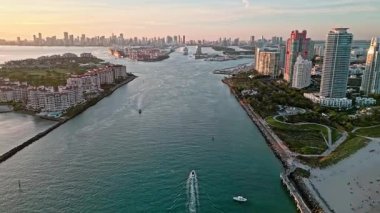 Limana giden Miami deniz marinası. Miami limanından ayrılan bir yolcu gemisi. Gün batımında deniz marinası anteninde. Lüks liman ve liman. Lüks tatil binası. Gün batımında Miami hava manzarası.