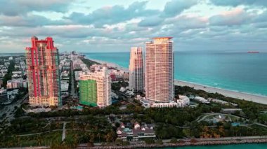 Güney noktası. Miami 'nin gökdelen mimarisi. Miami güney sahili hava günbatımı. South Pointpark 'taki gökdelen. Lüks otel gökdeleni. Havadan Miami plajı. Lüks hava günbatımı.