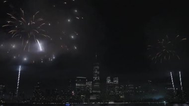 Flashing Fireworks ile New York City Skyline Manhattan. New York Manhattan havai fişekleri. New York Havai fişekleri Manhattan üzerinde. 4 Temmuz Havai fişekleri. Bağımsızlık Günü