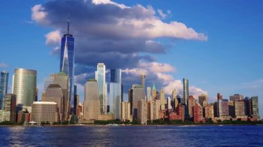 Manhattan New York Şehri, New York. New York Manhattan 'da hava karardığında zaman turu başlar. New York 'ta günbatımı Aşağı Manhattan Finans Bölgesi Hudson Nehri' nde. New York 'tan sevgilerle..